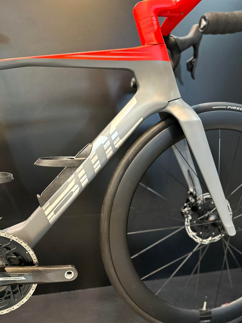 Team Machine R 01 BMC Teammachine R 01 THREE SRAM Force eTap AXS | IRON GREY / NEON RED ...